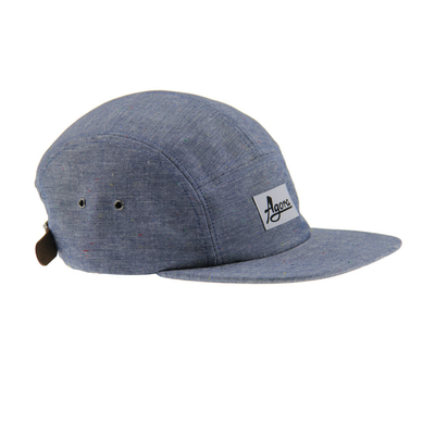 Denim Fünf-Panel-Camp Hut mit gewebtem Etikett auf der Vorderseite und Lederband
