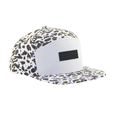 Fashion Allover Druck 5 Panel Camp Caps mit Leder Patch Prägte Logo auf der Vorderseite