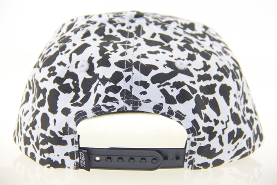 Fashion Allover Druck 5 Panel Camp Caps mit Leder Patch Prägte Logo auf der Vorderseite