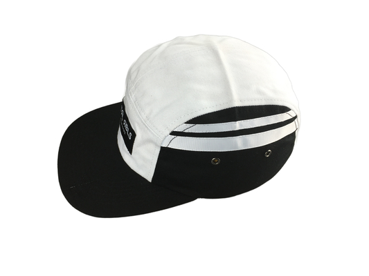 Modische 5-Panel-Camp Caps mit flachem PU-Visor und gewebtem Label-Logo