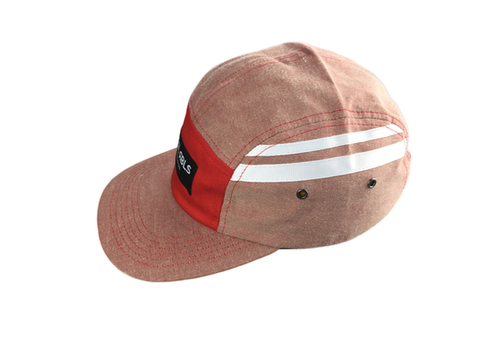 Modische 5-Panel-Camp Caps mit flachem PU-Visor und gewebtem Label-Logo
