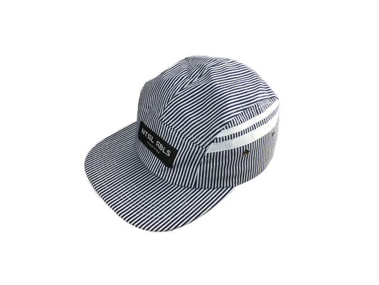 Modische 5-Panel-Camp Caps mit flachem PU-Visor und gewebtem Label-Logo