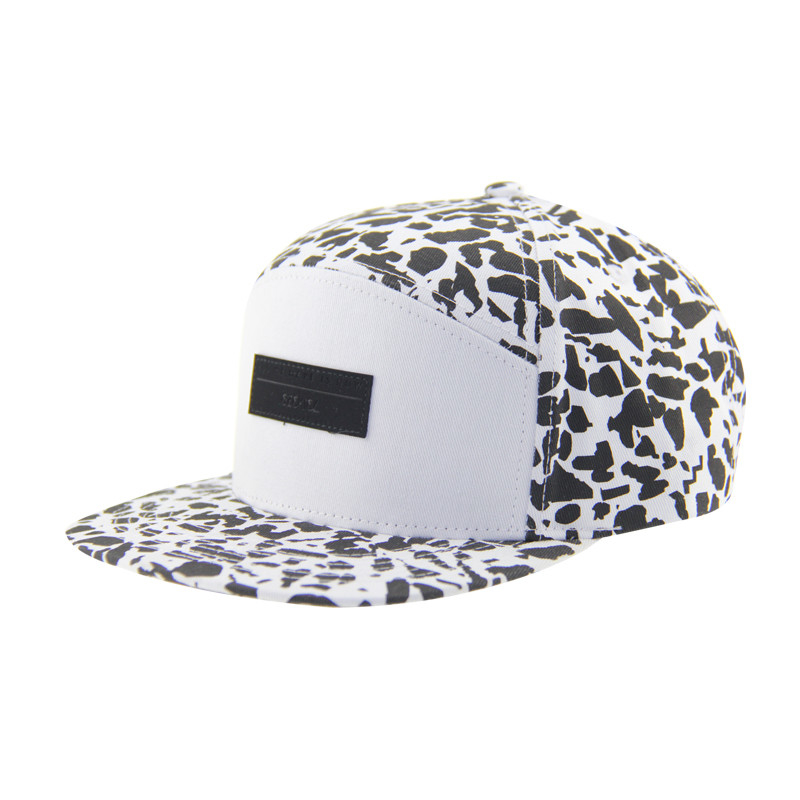 Fashion Allover Druck 5 Panel Camp Caps mit Leder Patch Prägte Logo auf der Vorderseite