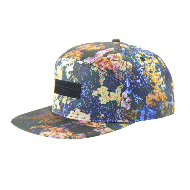 100% Polyester 7 Panel Snapback Custom Camp Hut mit Leder Patch Logo auf der Vorderseite